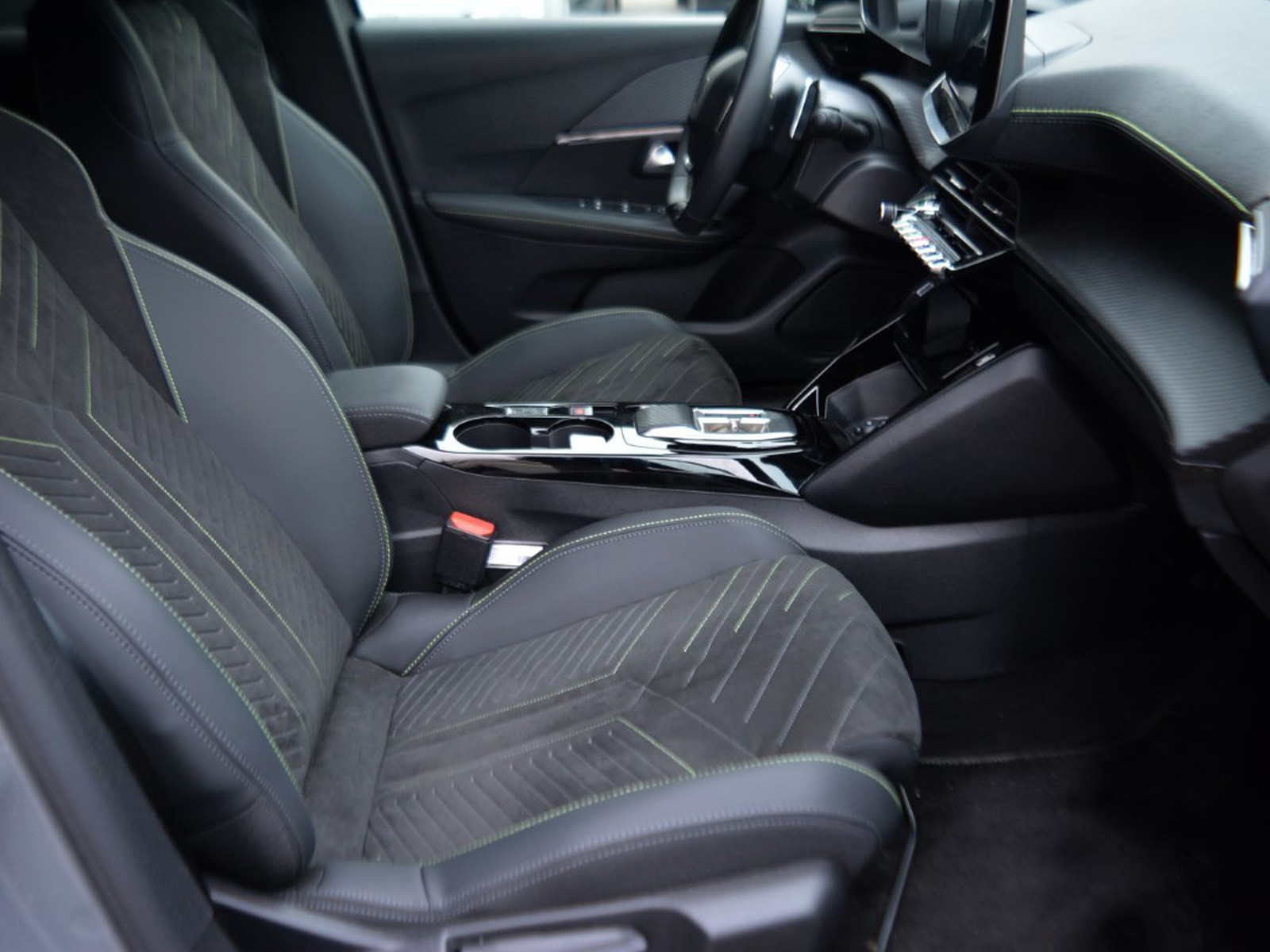 5 - Peugeot 208 1.2 hybrid 48v 145cv gt e-dcs6