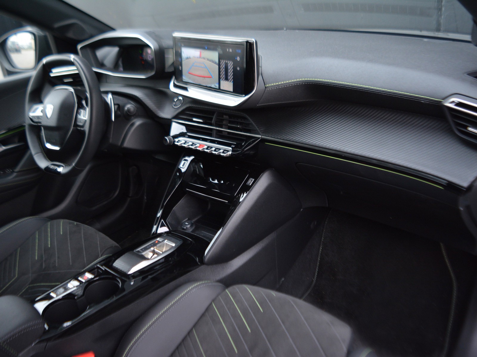 8 - Peugeot 208 1.2 hybrid 48v 145cv gt e-dcs6