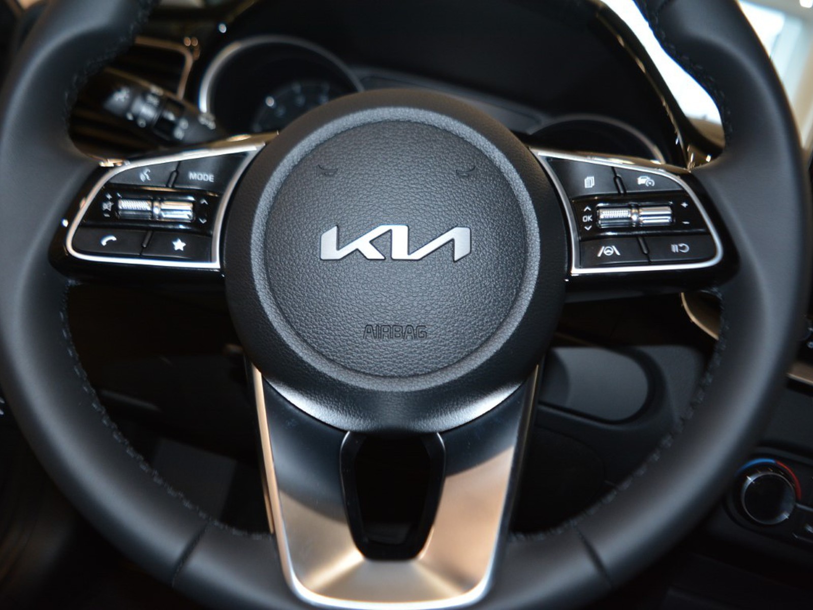 16 - Kia Xceed 1.0 t-gdi mhev 115cv business dct7