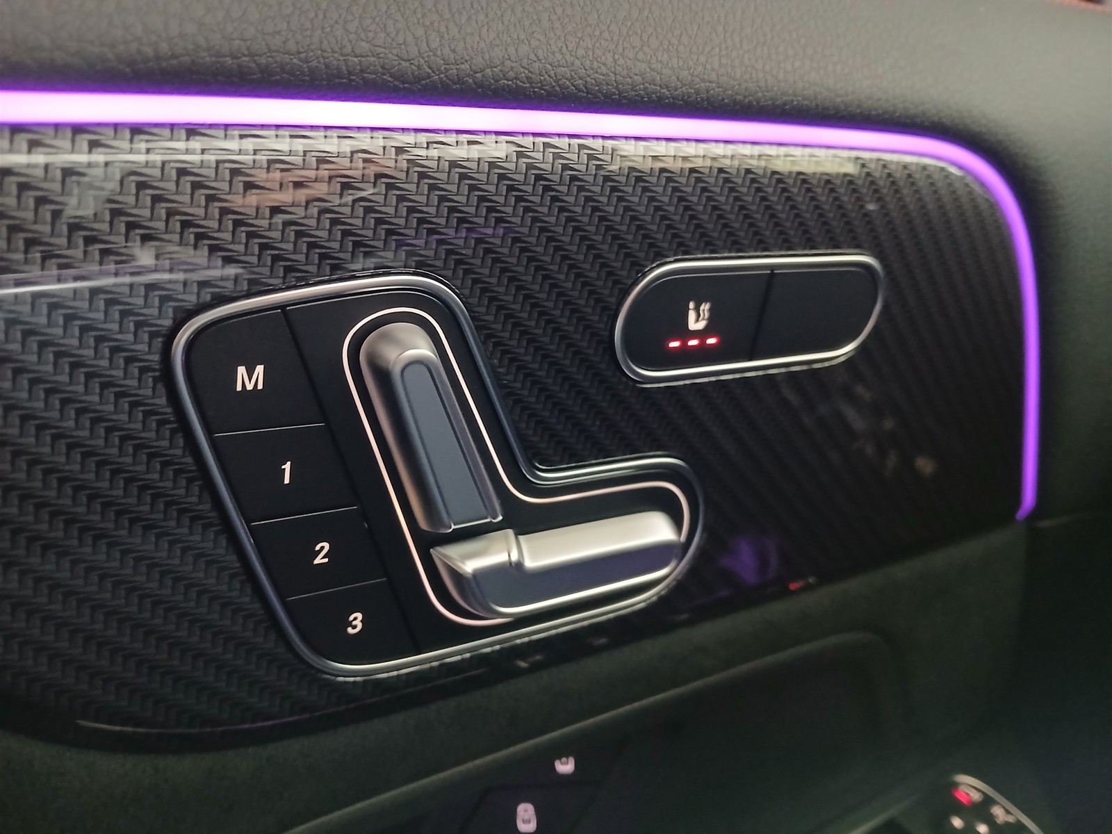 14 - Mercedes GLA 200 d amg line premium 4matic 8g-dct