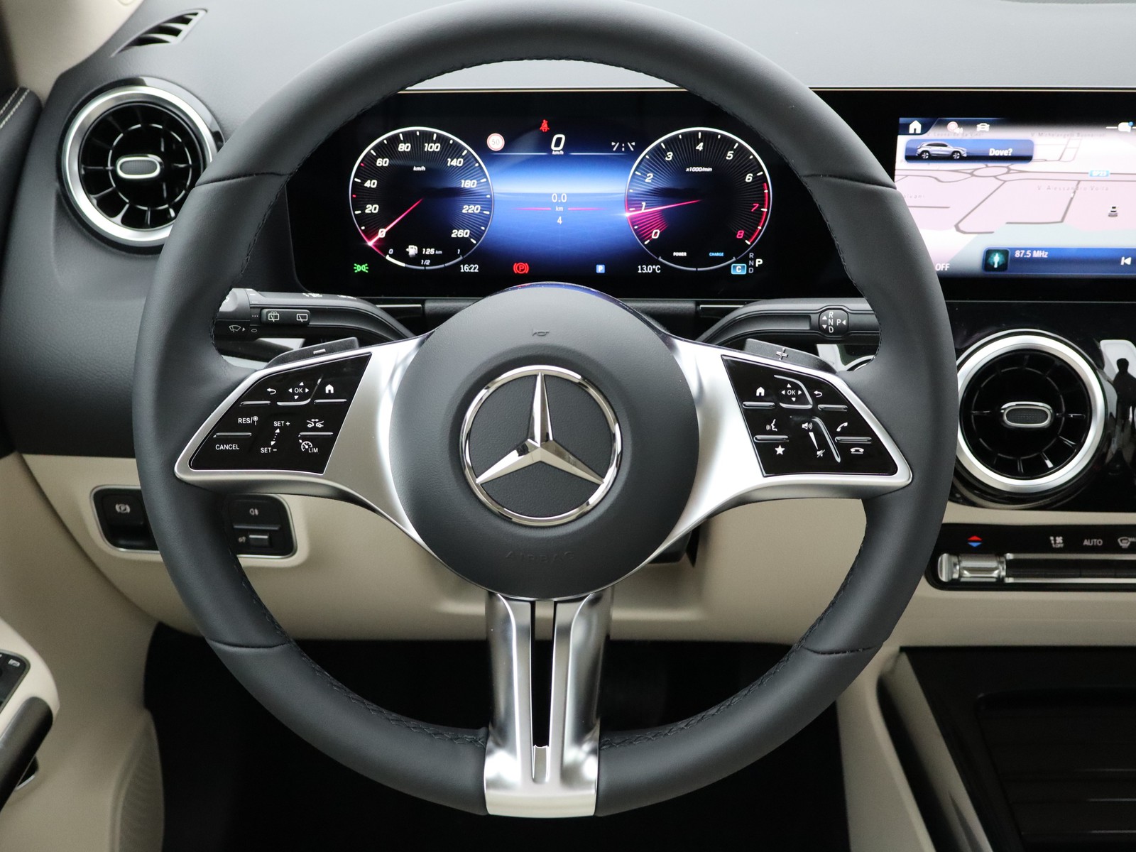 17 - Mercedes GLA 180 progressive advanced 7g-dct