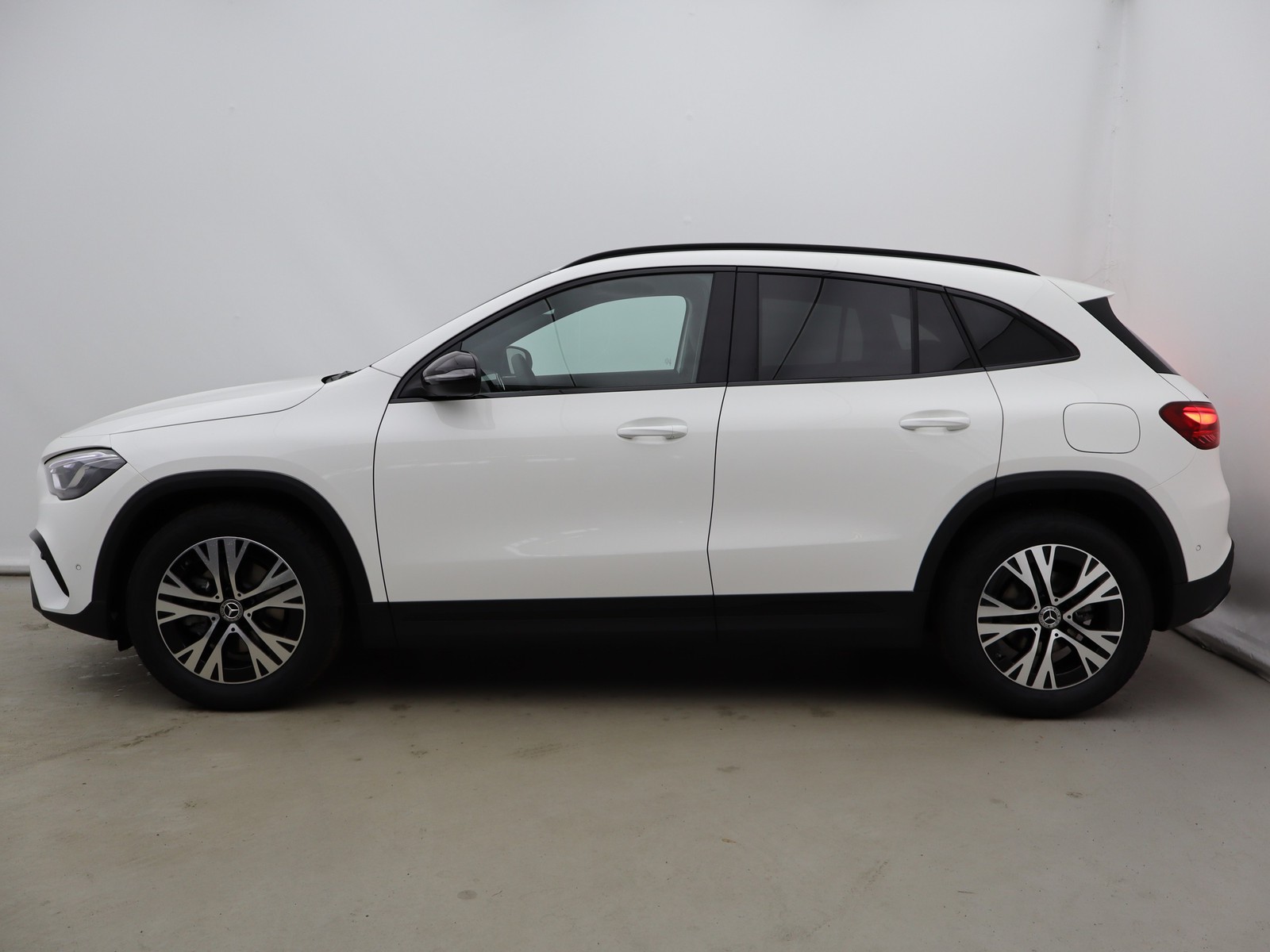 3 - Mercedes GLA 180 d progressive advanced 8g-dct