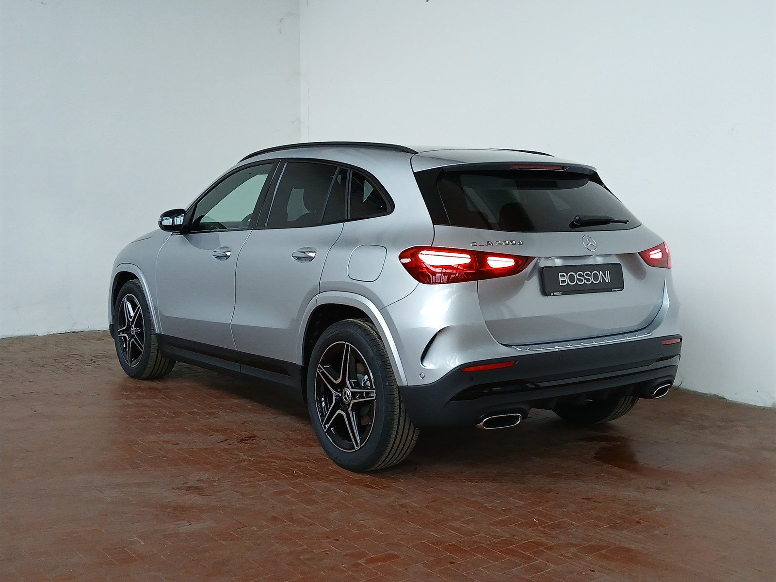 5 - Mercedes GLA 200 d amg line extra 8g-dct