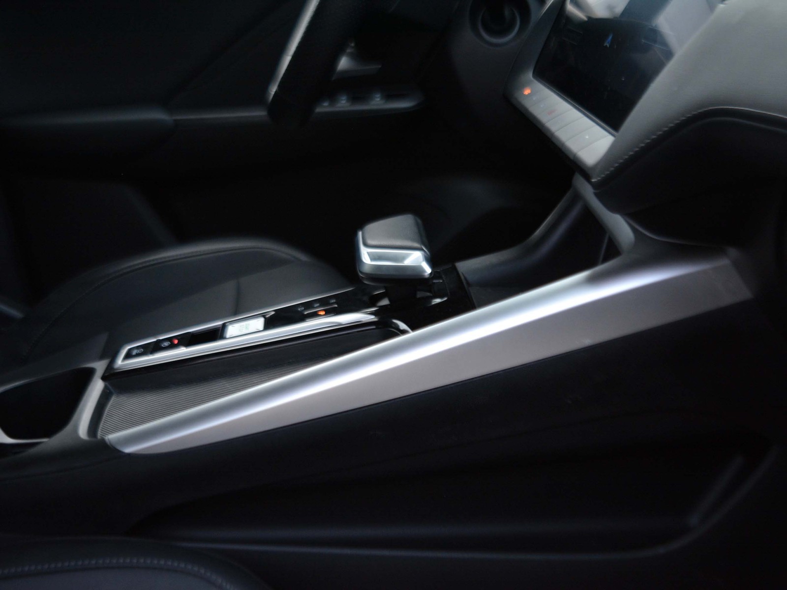 11 - Mg ZS 1.5 hybrid+ luxury auto