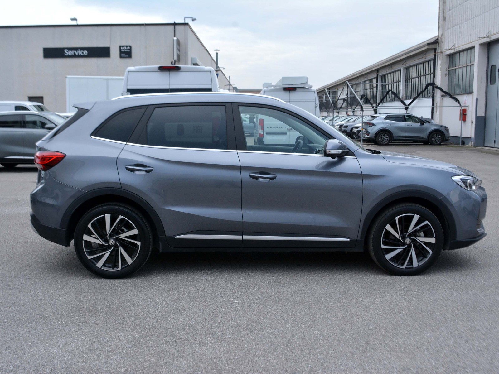 24 - Mg ZS 1.5 hybrid+ luxury auto