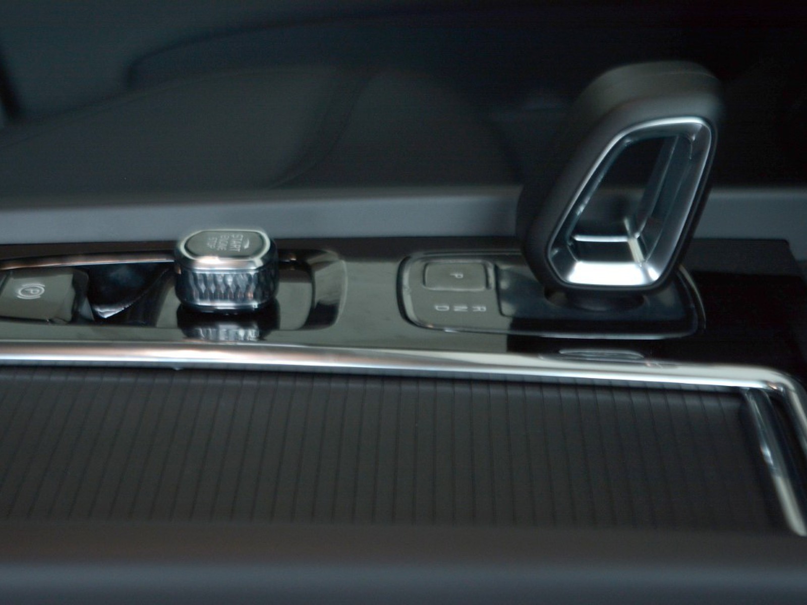 12 - Volvo XC60 2.0 t6 plug-in hybrid core awd automatico