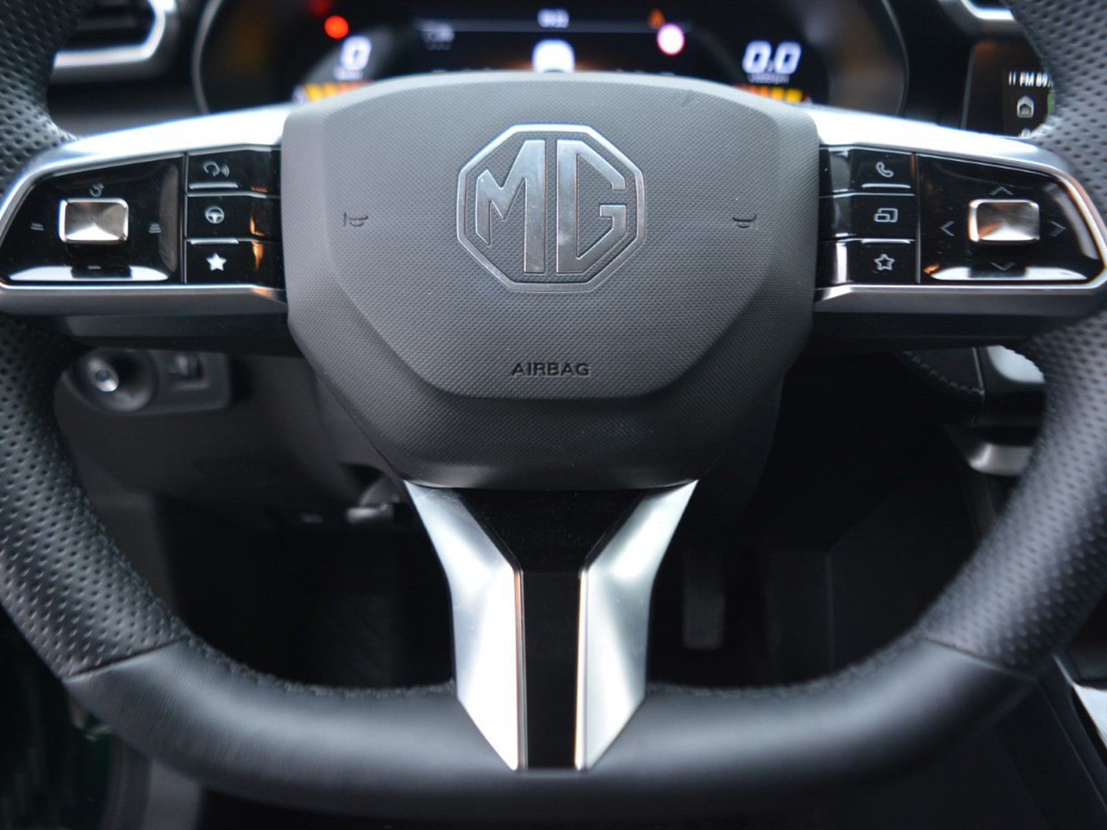 16 - Mg ZS 1.5 hybrid+ luxury auto