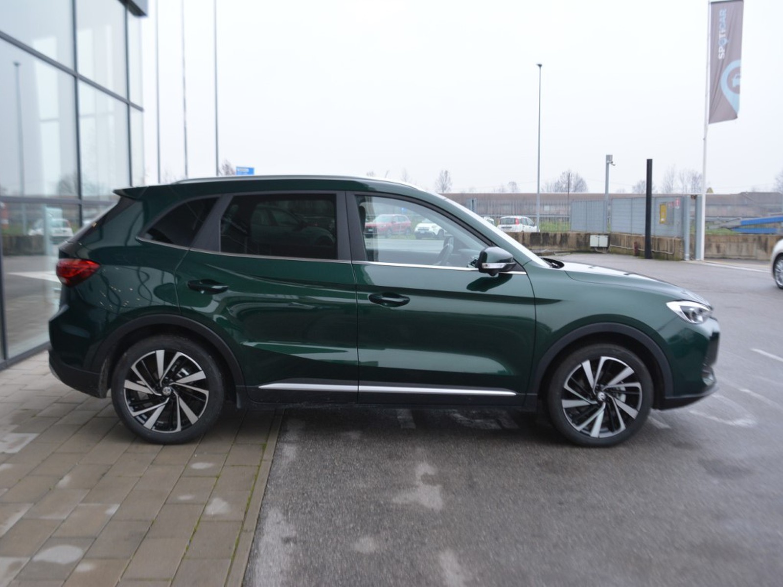 24 - Mg ZS 1.5 hybrid+ luxury auto