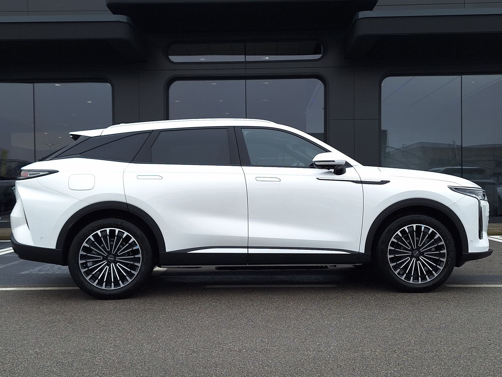 4 - Omoda 9 PHEV 1.5TGDI - Trazione AWD DHT3 Premium (AWD) - Interni Rosso