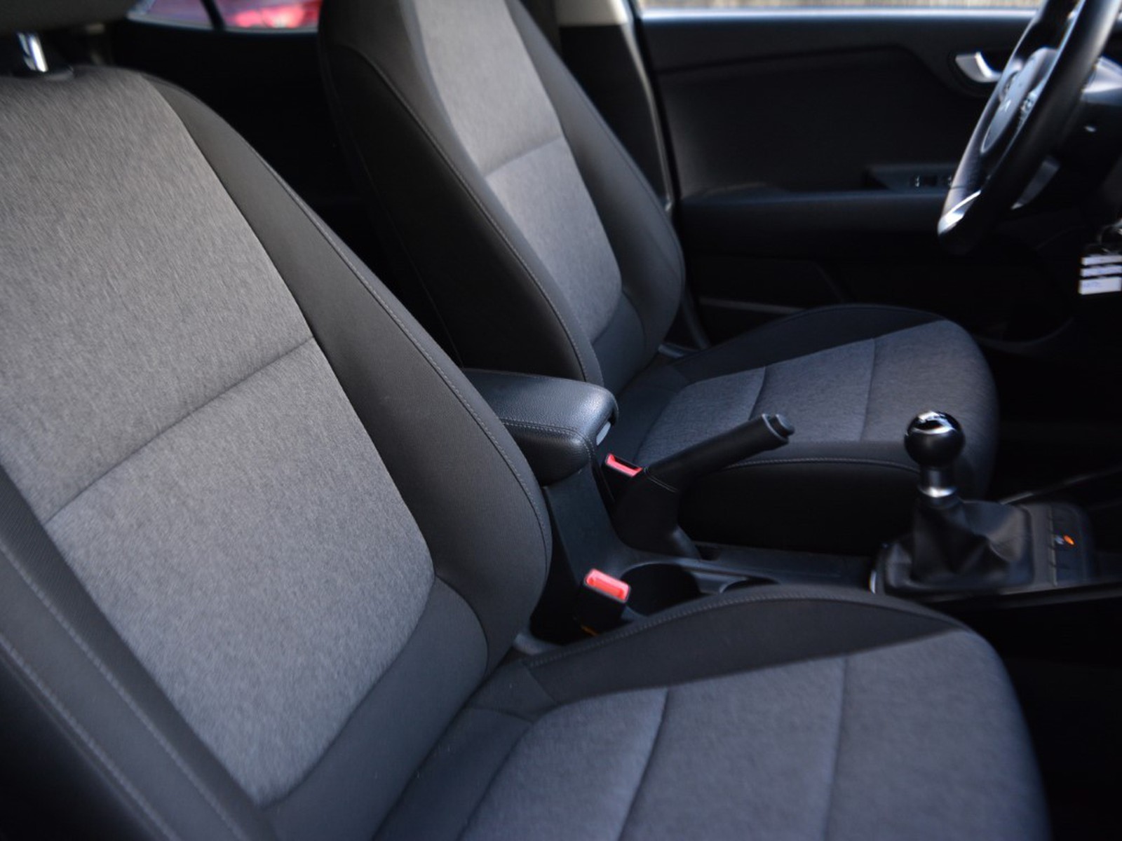 5 - Kia Stonic 1.2 mpi 79cv style