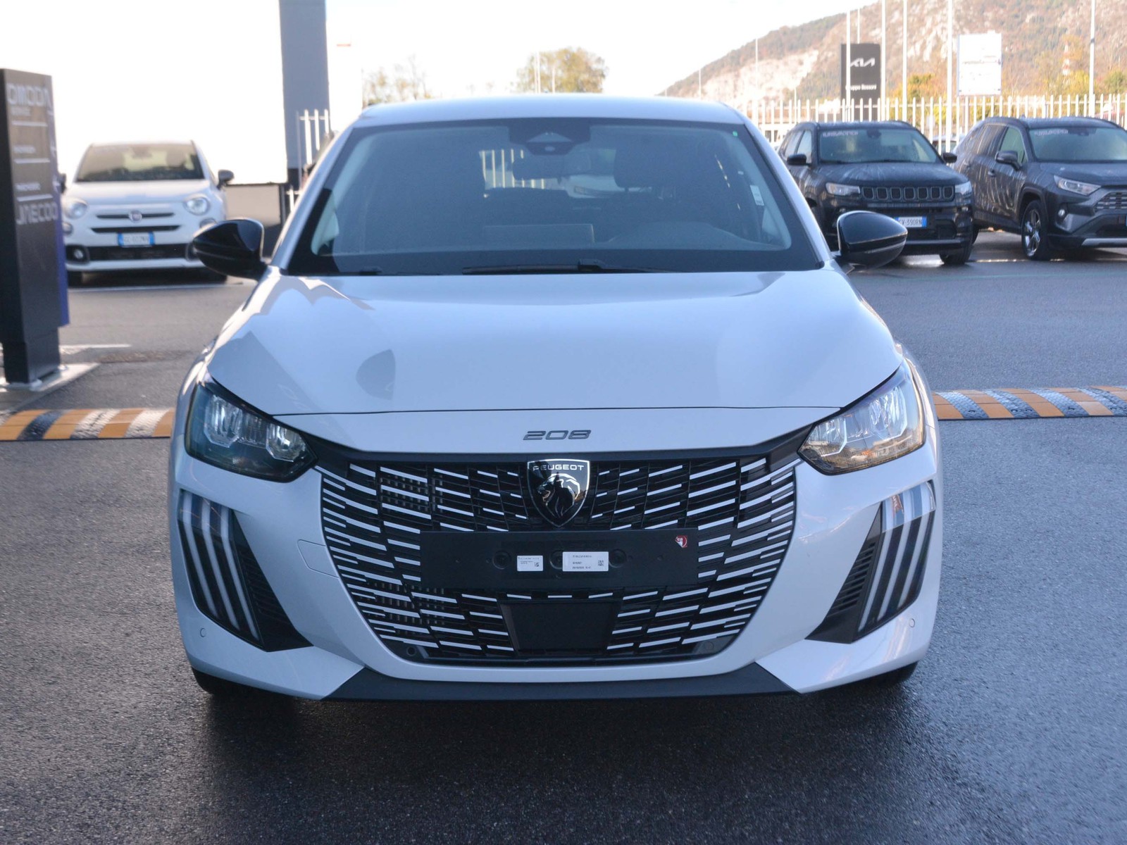 2 - Peugeot 208 1.2 puretech 100cv business s&s