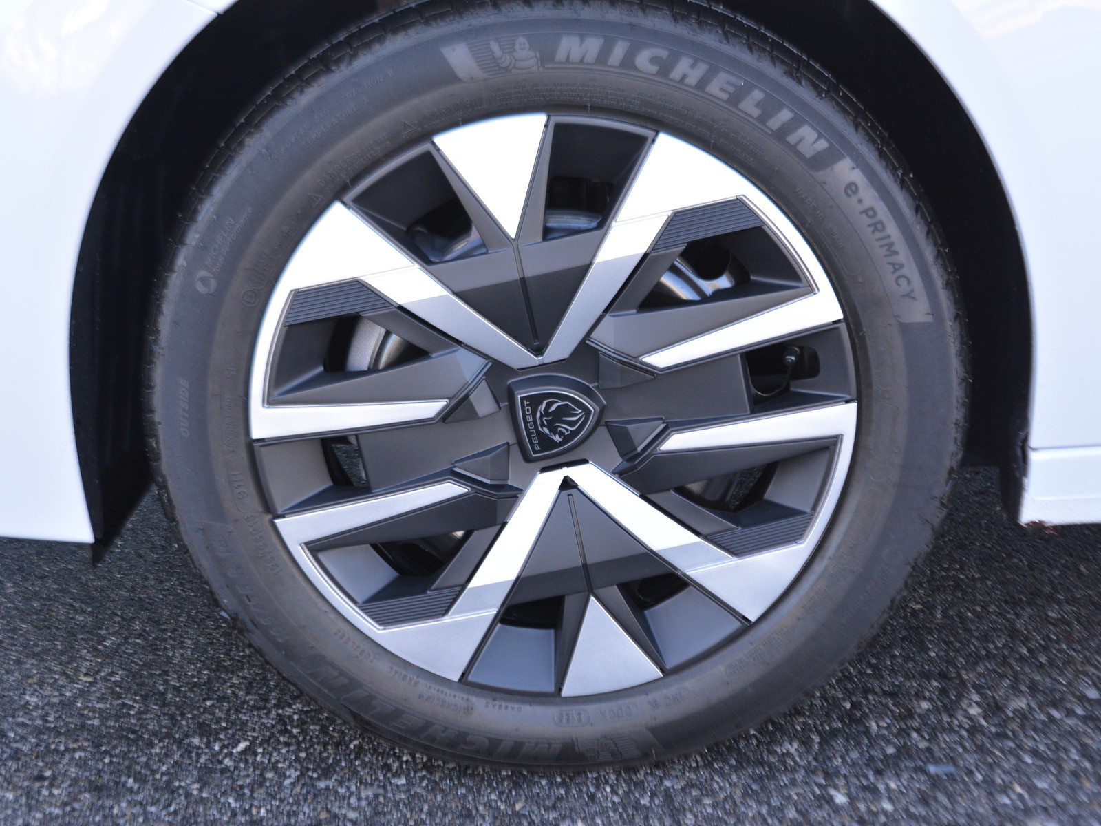 16 - Peugeot 208 1.2 puretech 100cv business s&s