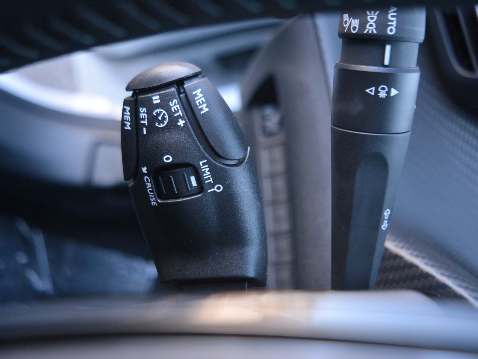 18 - Peugeot 208 1.2 puretech 100cv business s&s