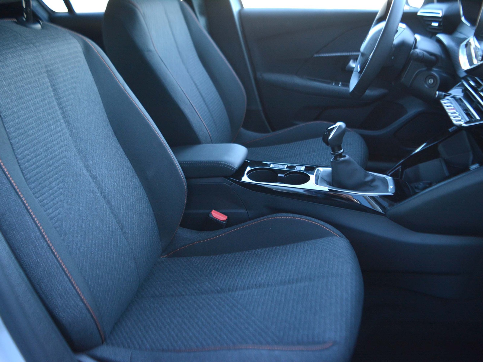 5 - Peugeot 208 1.2 puretech 100cv business s&s