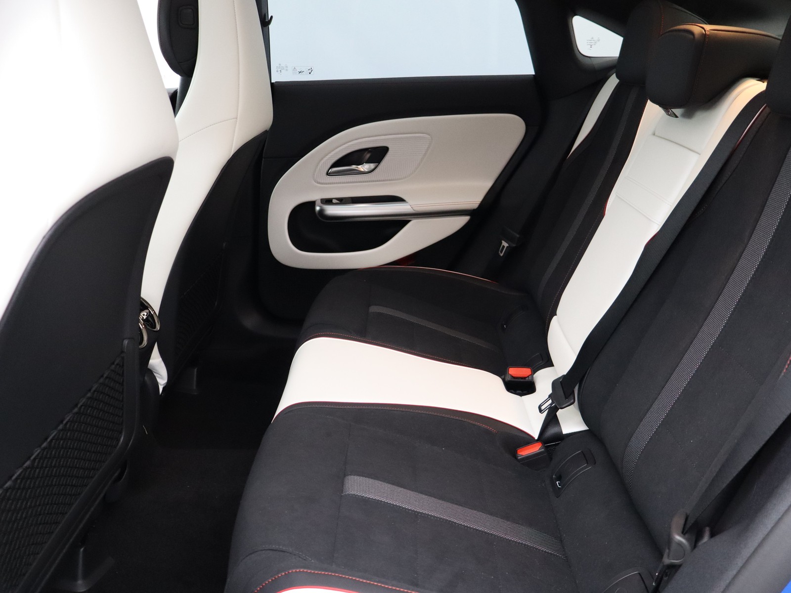 8 - Mercedes CLA 200 premium 4matic auto