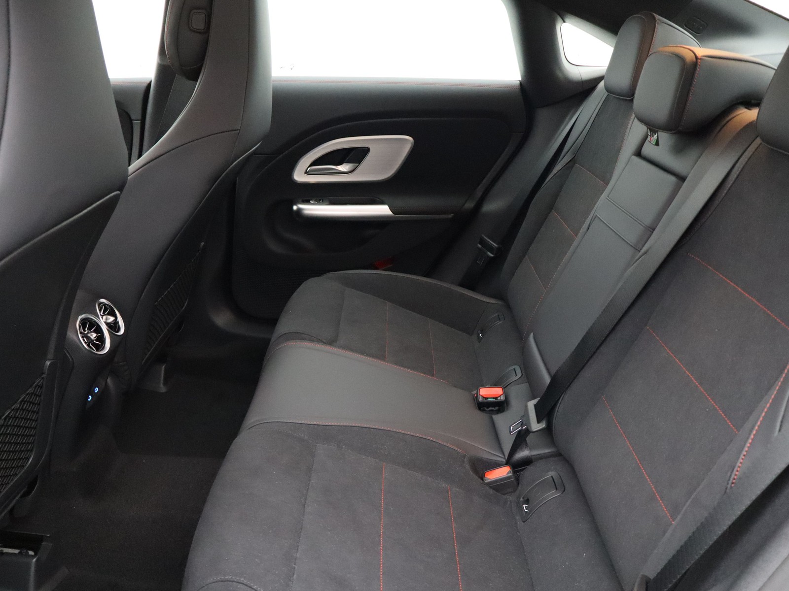 8 - Mercedes CLA 200 premium auto