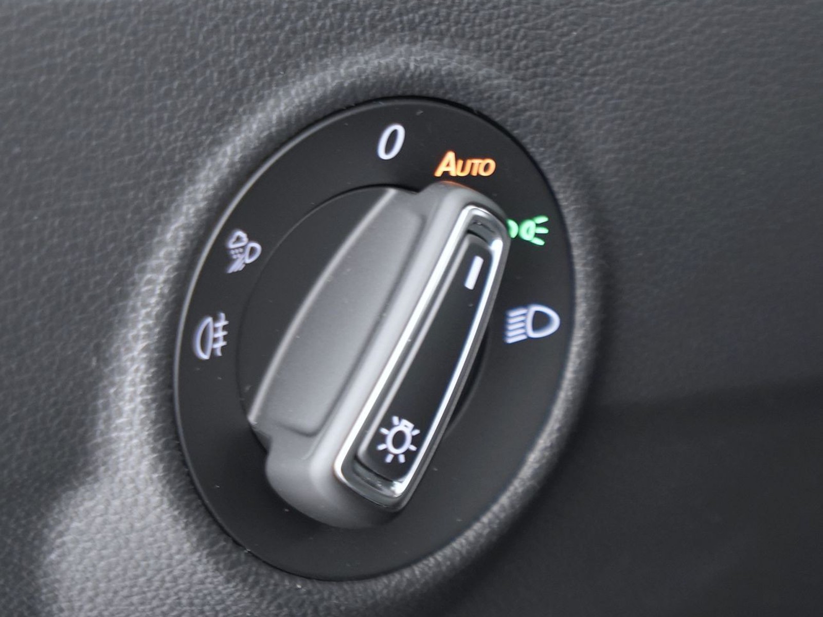 16 - Volkswagen T-Roc 1.5 tsi act style dsg