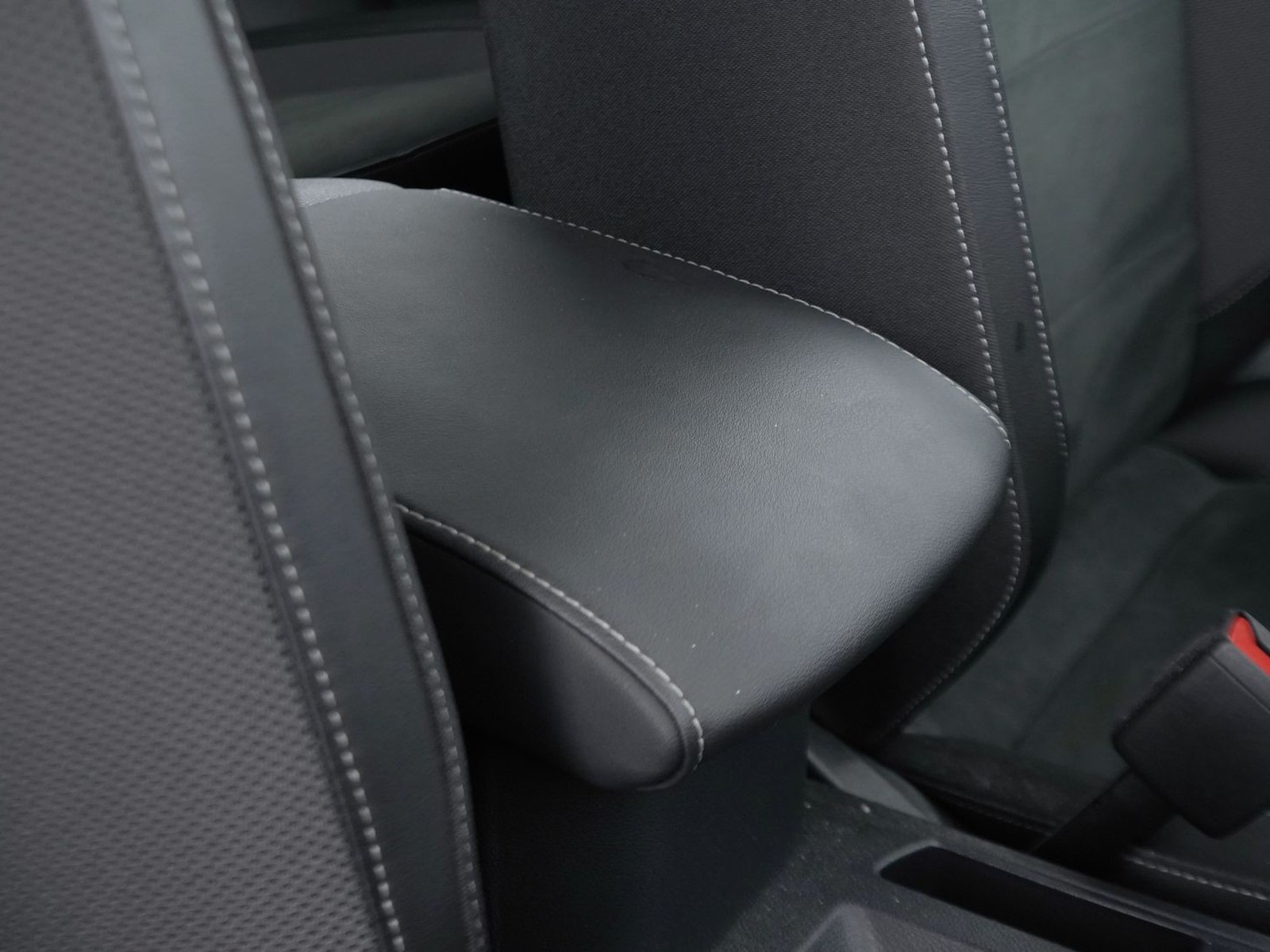 18 - Volkswagen T-Roc 1.5 tsi act style dsg