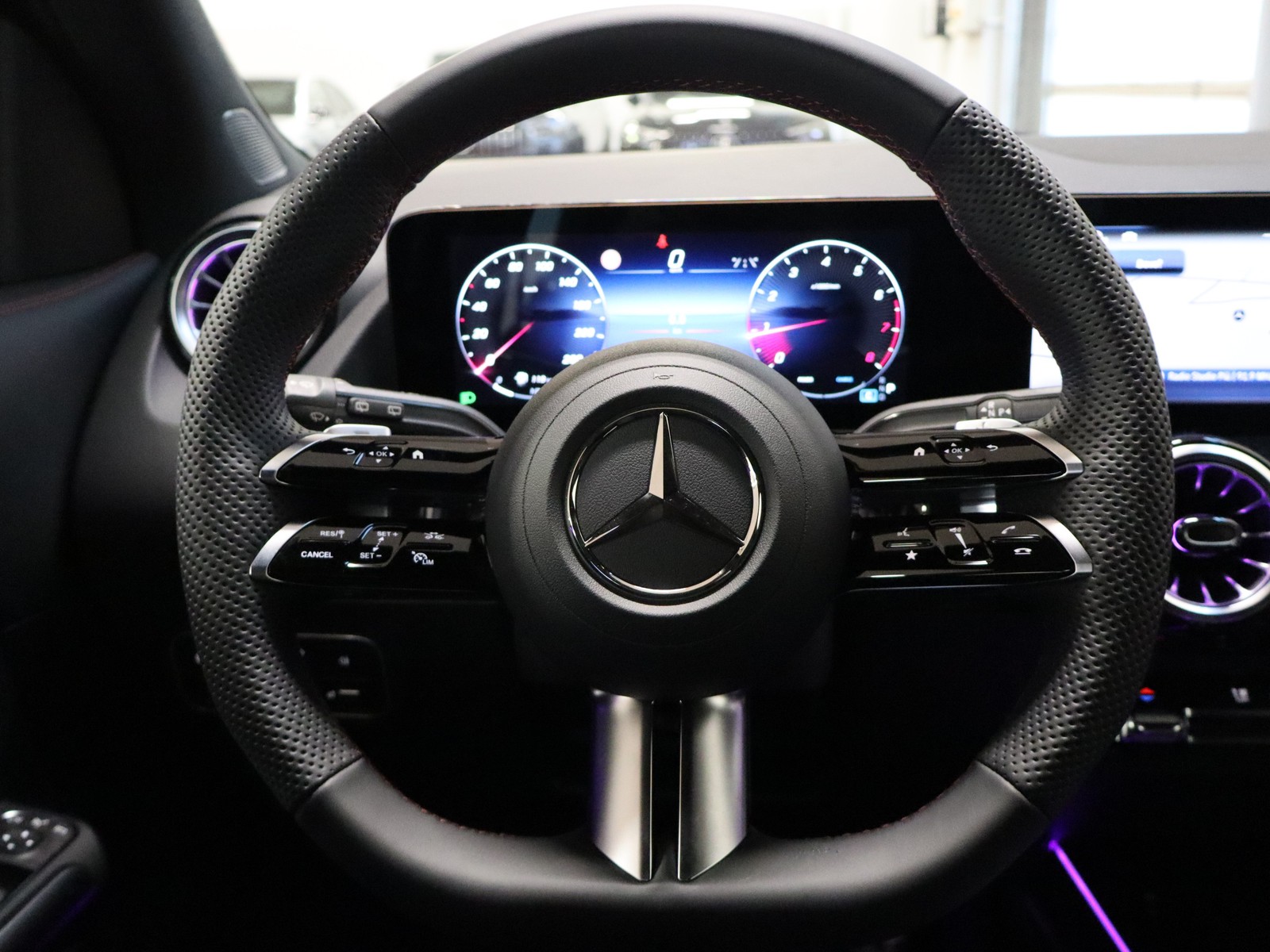 17 - Mercedes GLA 180 amg line advanced plus 7g-dct