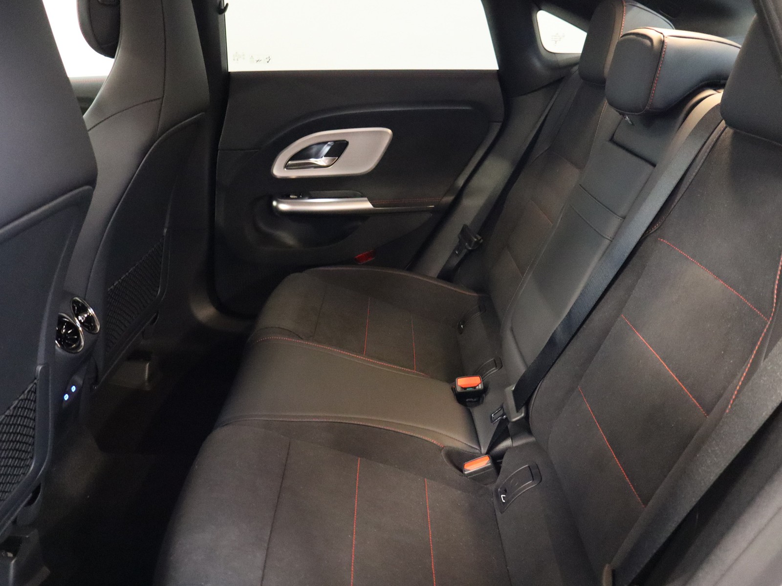 8 - Mercedes CLA 200 premium 4matic auto