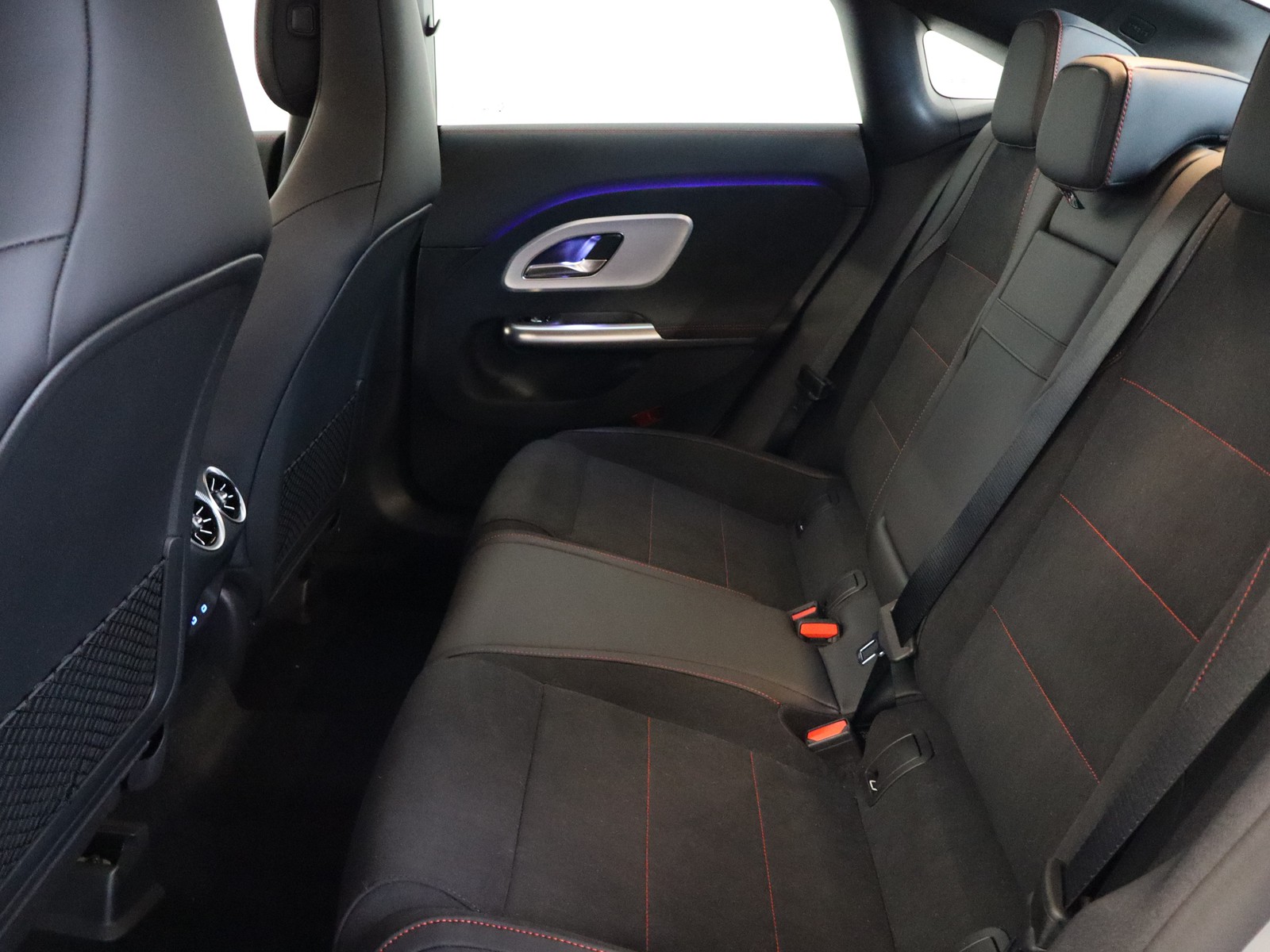 8 - Mercedes CLA 200 premium auto