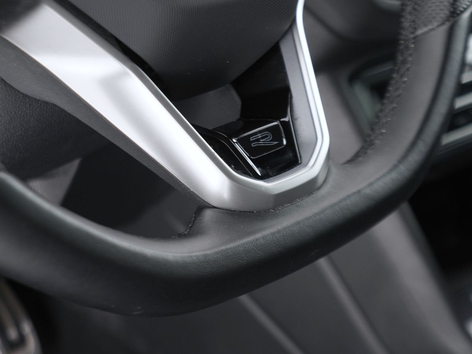 27 - Volkswagen Tiguan 1.5 tsi act 150cv r-line dsg