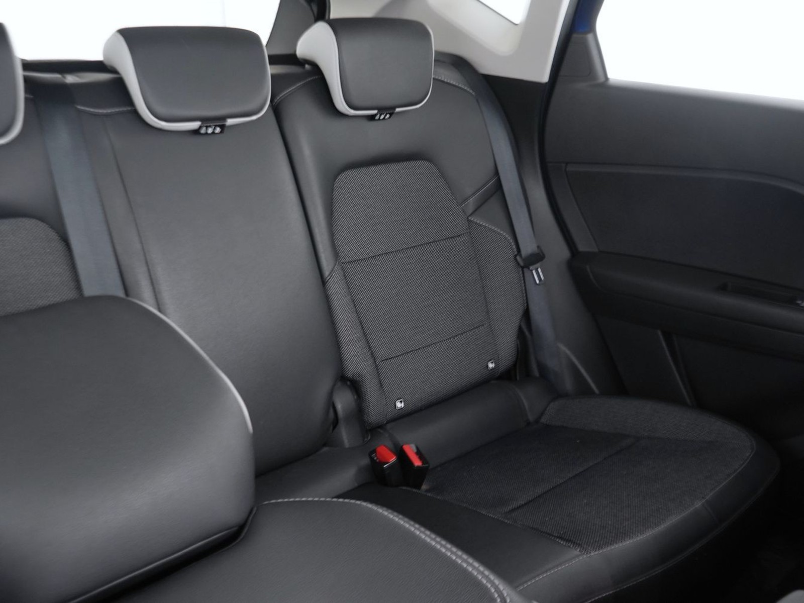 21 - Renault Captur 1.6 e-tech hybrid intens auto 145cv