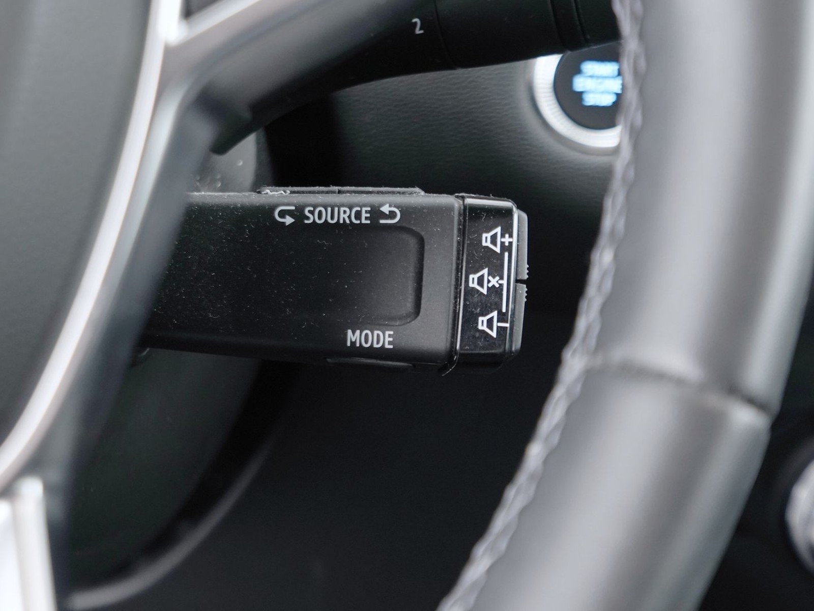 27 - Renault Captur 1.6 e-tech hybrid intens auto 145cv