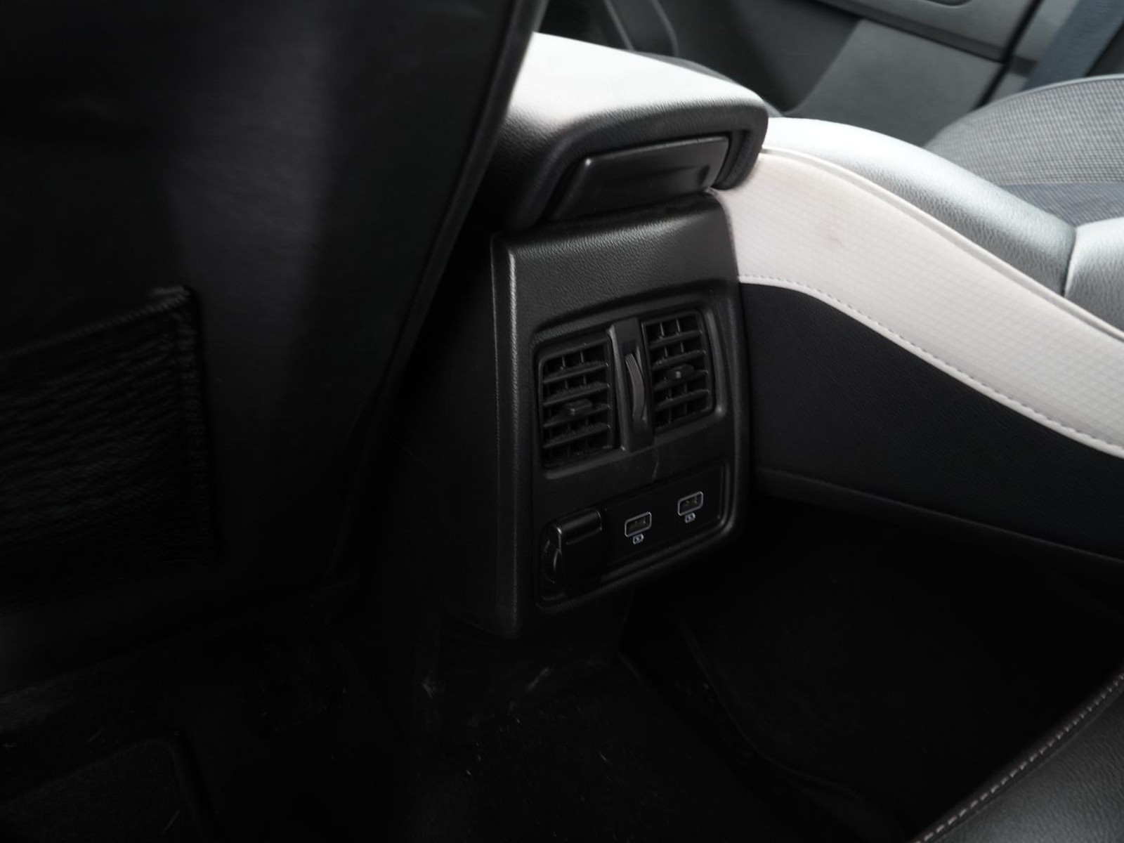 28 - Renault Captur 1.6 e-tech hybrid intens auto 145cv