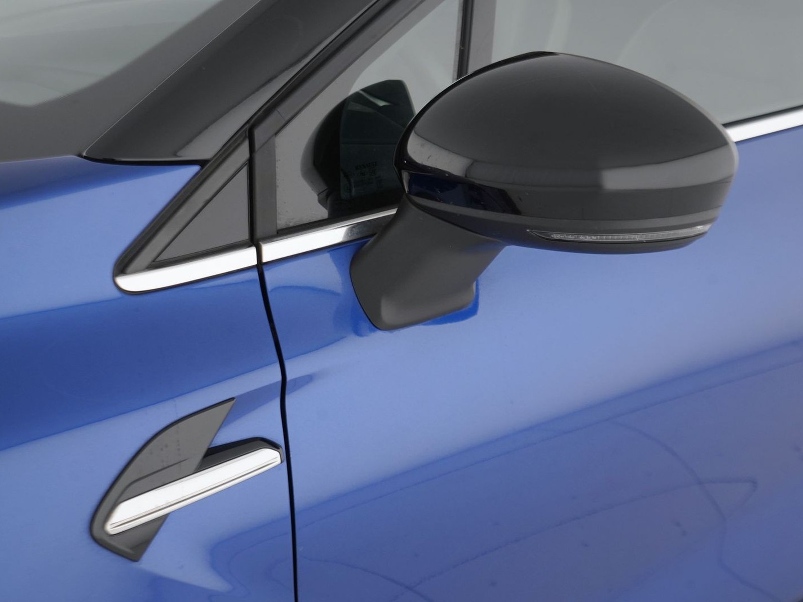 38 - Renault Captur 1.6 e-tech hybrid intens auto 145cv