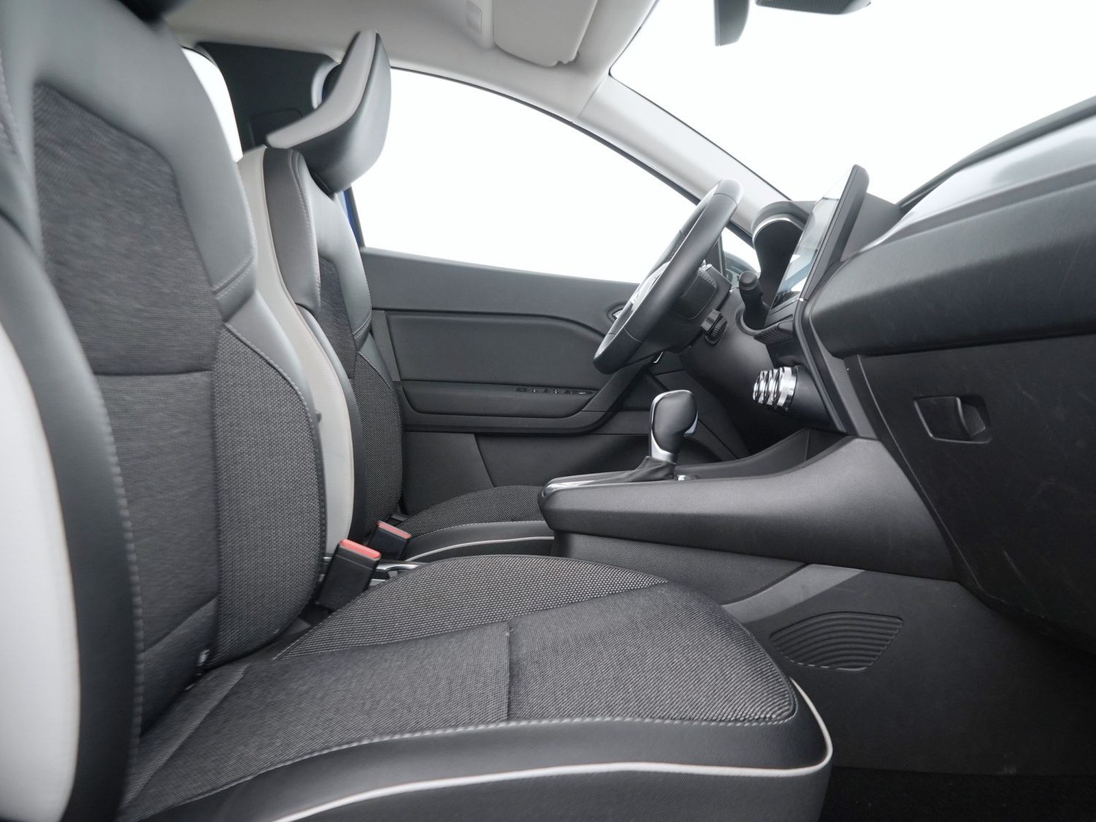 8 - Renault Captur 1.6 e-tech hybrid intens auto 145cv