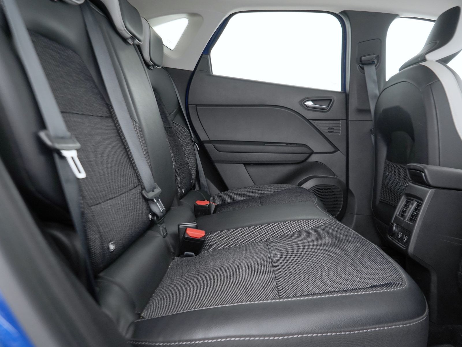 9 - Renault Captur 1.6 e-tech hybrid intens auto 145cv