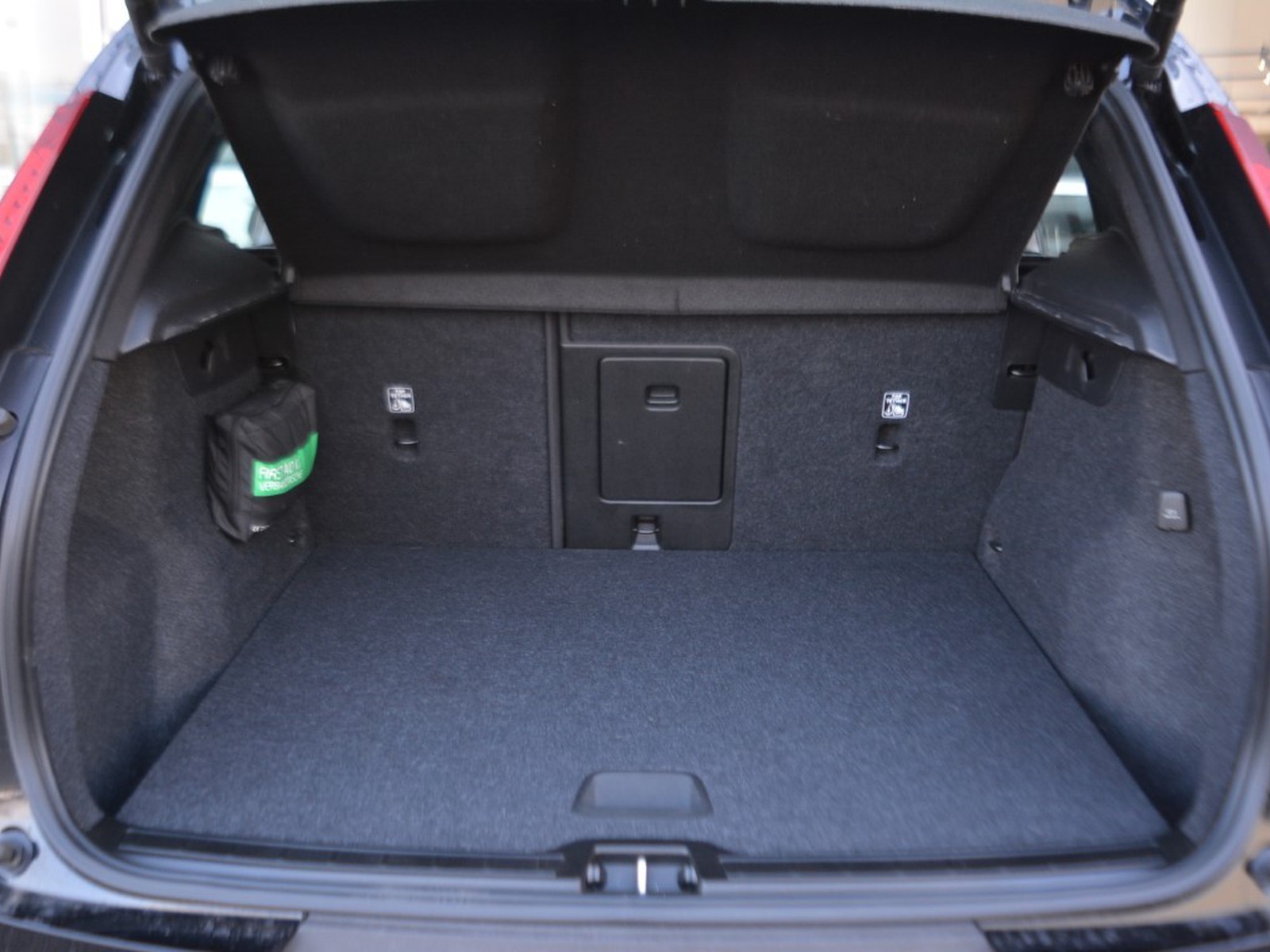 16 - Volvo XC40 1.5 t5 recharge plug-in-hybrid r-design geartronic my21