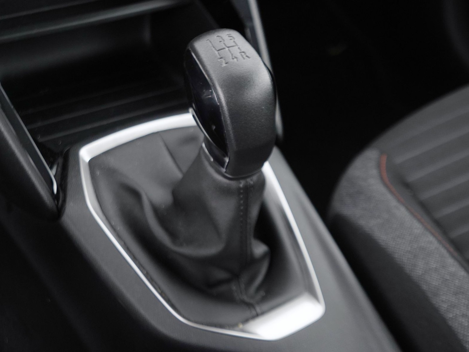 21 - Peugeot 208 5 porte 1.2 puretech 75cv active pack s&s