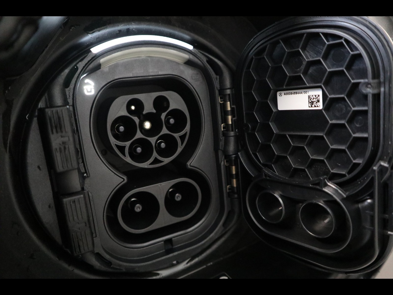 18 - Mercedes EQB 250+ progressive advanced