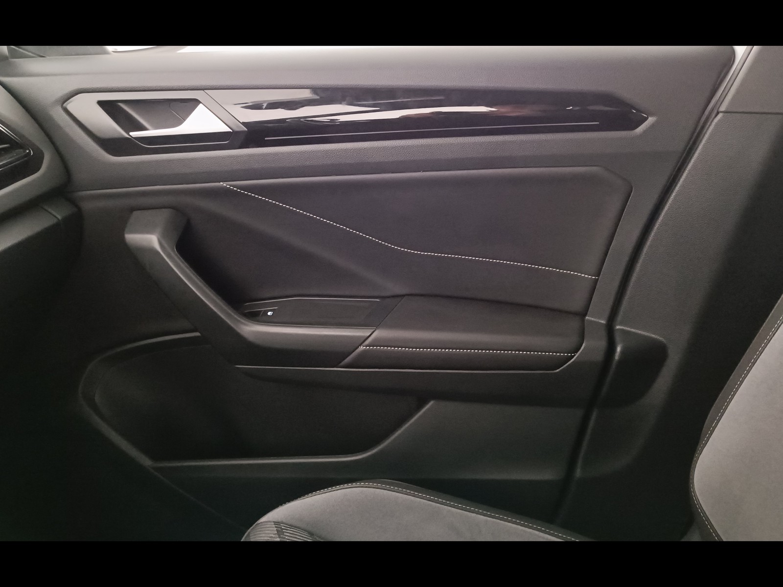 29 - Volkswagen T-Roc 2.0 tdi scr 150cv r line dsg