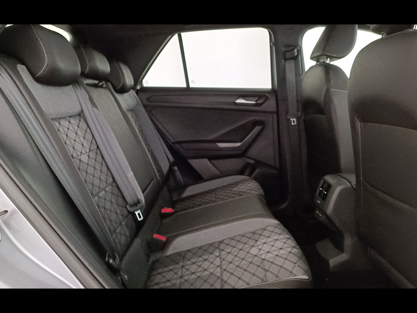 9 - Volkswagen T-Roc 2.0 tdi scr 150cv r line dsg