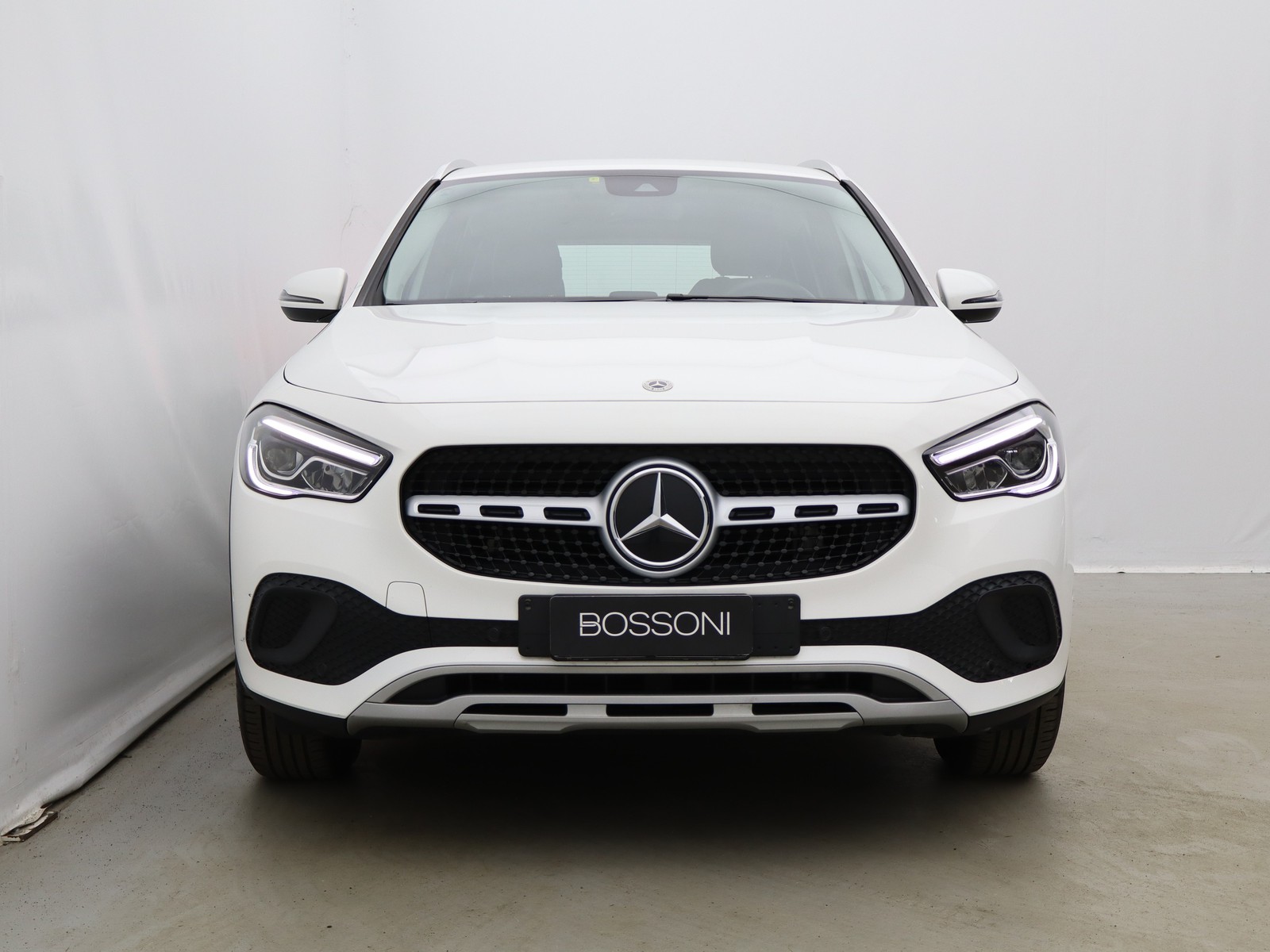 2 - Mercedes GLA 180 business extra 7g-dct