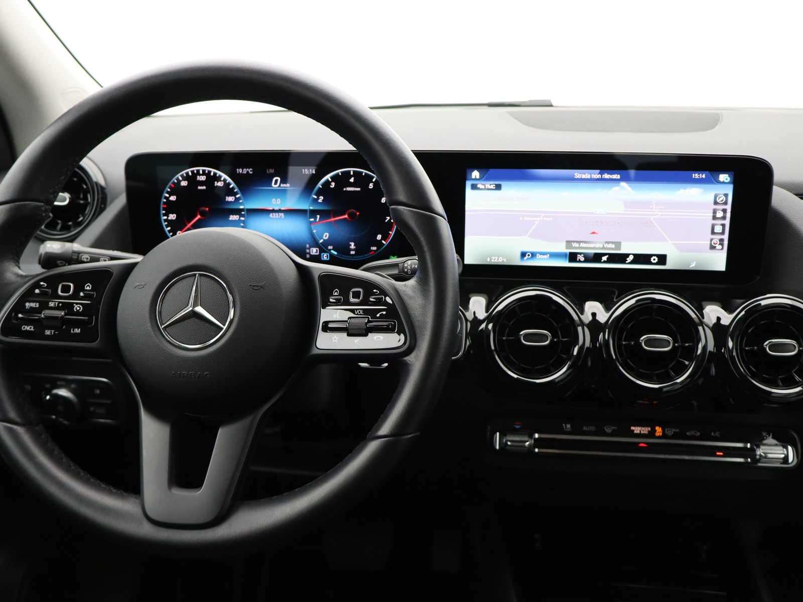 12 - Mercedes GLA 180 business extra 7g-dct