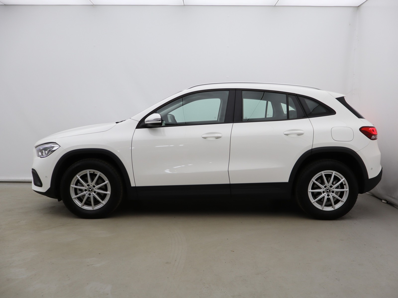 3 - Mercedes GLA 180 business extra 7g-dct