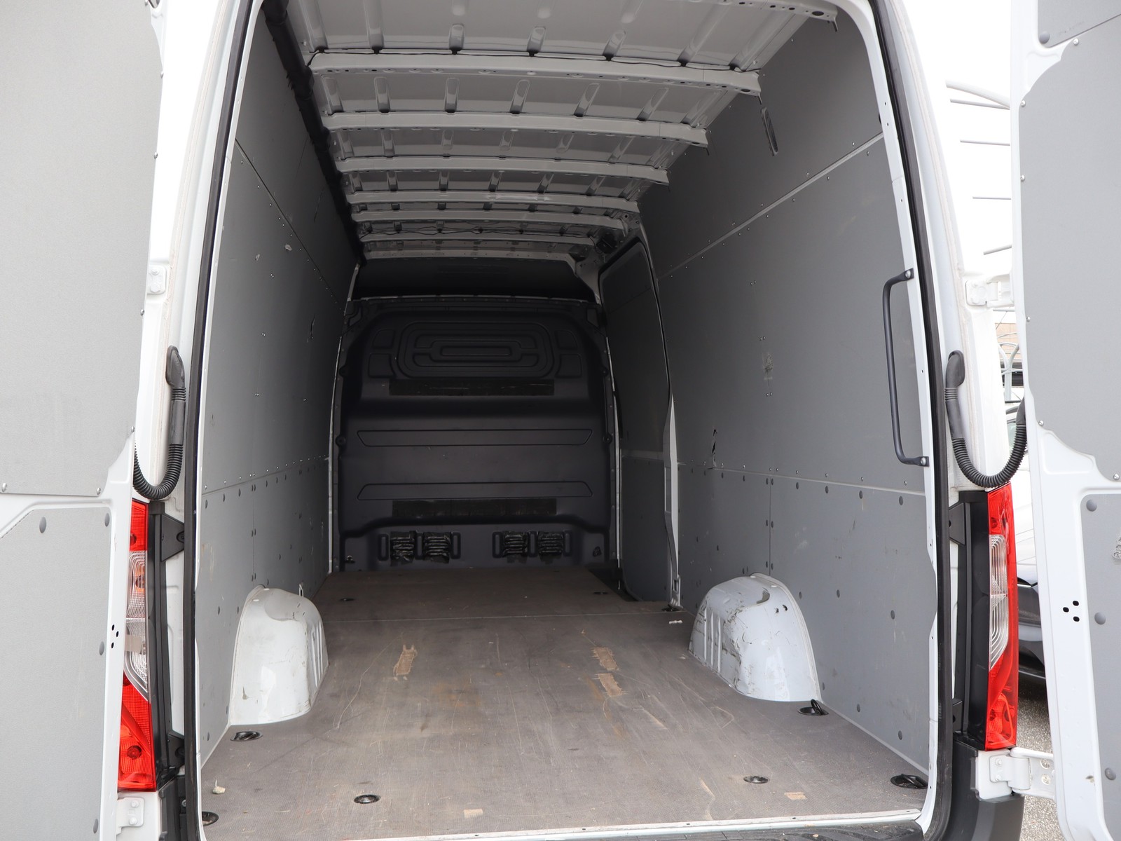 12 - Mercedes Vans Sprinter 319 2.0 cdi f 43/35 rwd h2 9g-tronic