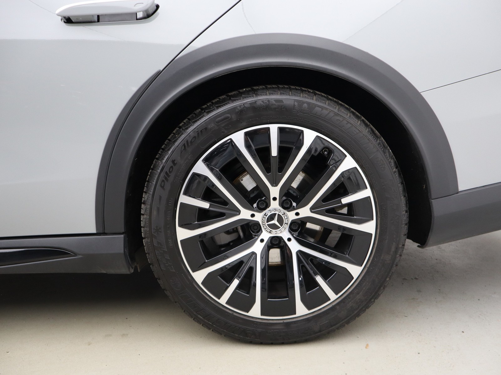 4 - Mercedes Classe E station wagon all-terrain 220 d premium 4matic 9g-tronic