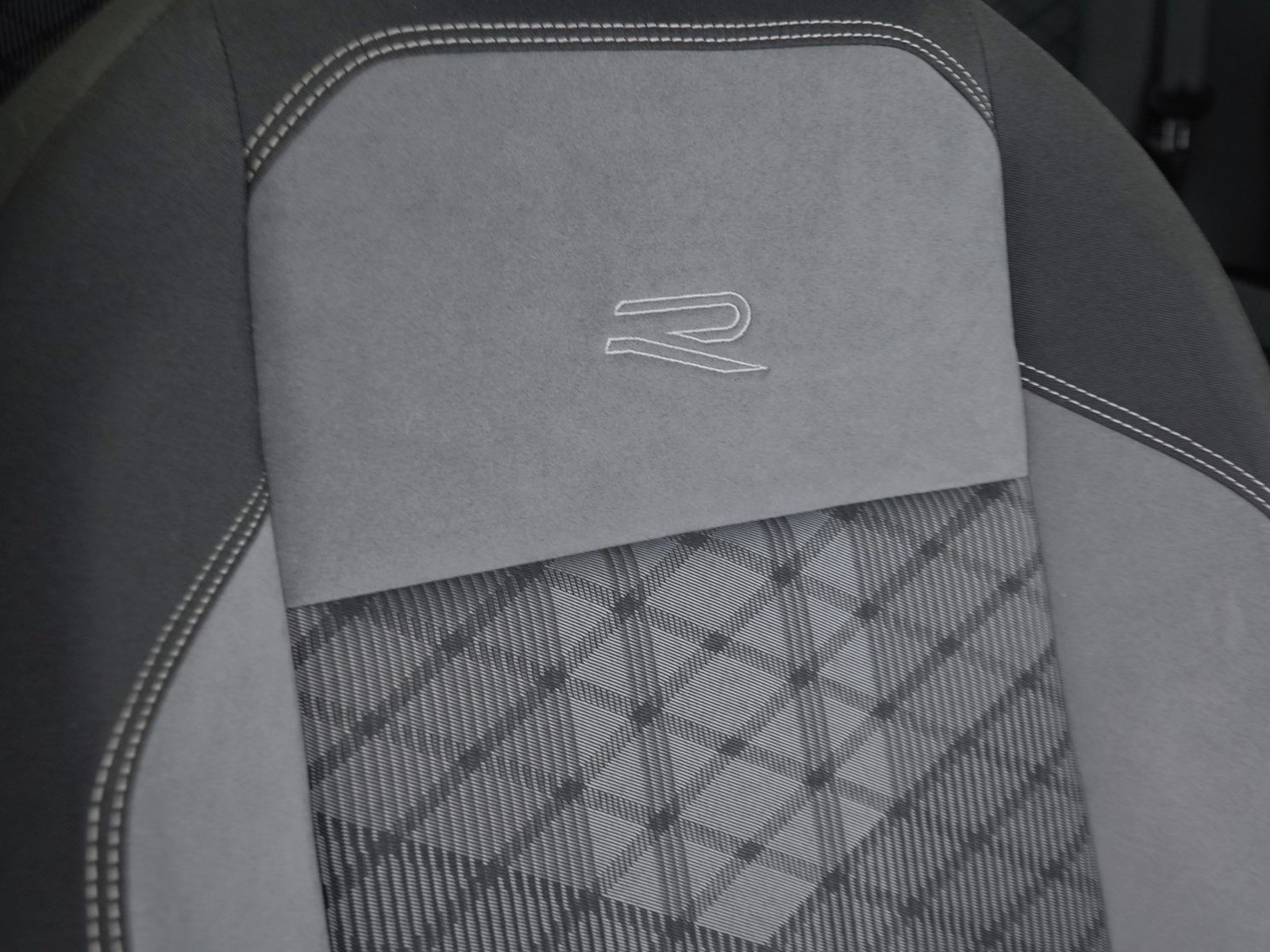 22 - Volkswagen Taigo 1.5 tsi 150cv r-line dsg