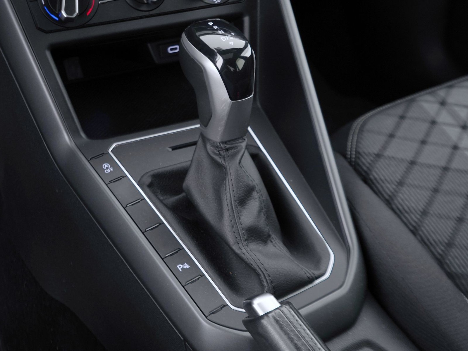 24 - Volkswagen Taigo 1.5 tsi 150cv r-line dsg