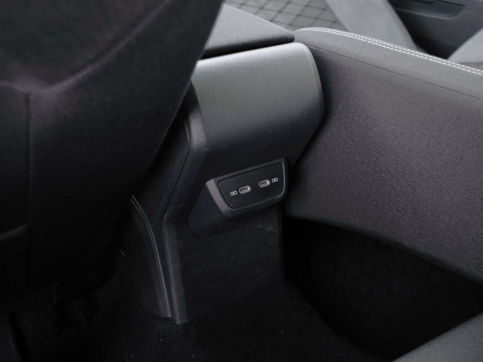 30 - Volkswagen Taigo 1.5 tsi 150cv r-line dsg