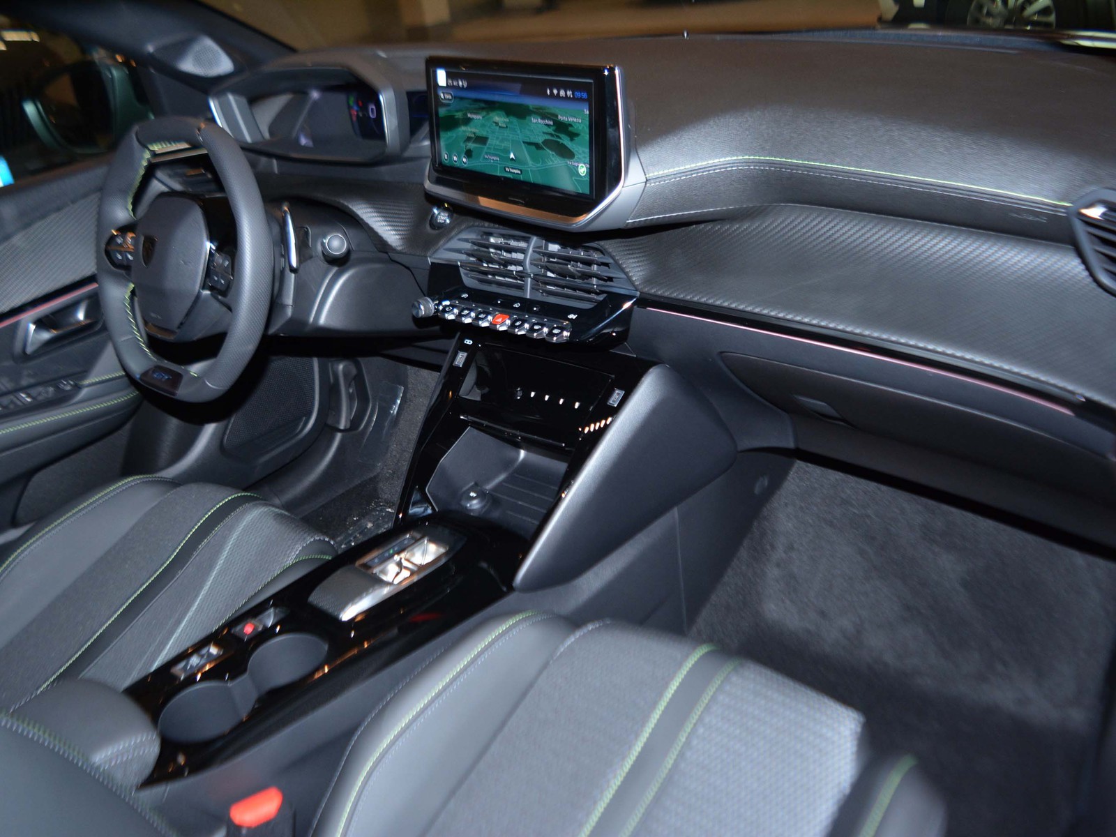 9 - Peugeot 208 1.2 hybrid 48v 110cv gt e-dcs6