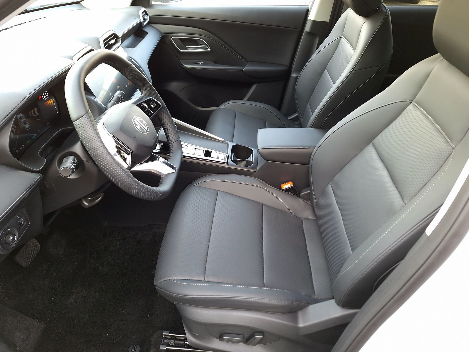 11 - Mg ZS 1.5 hybrid+ luxury auto