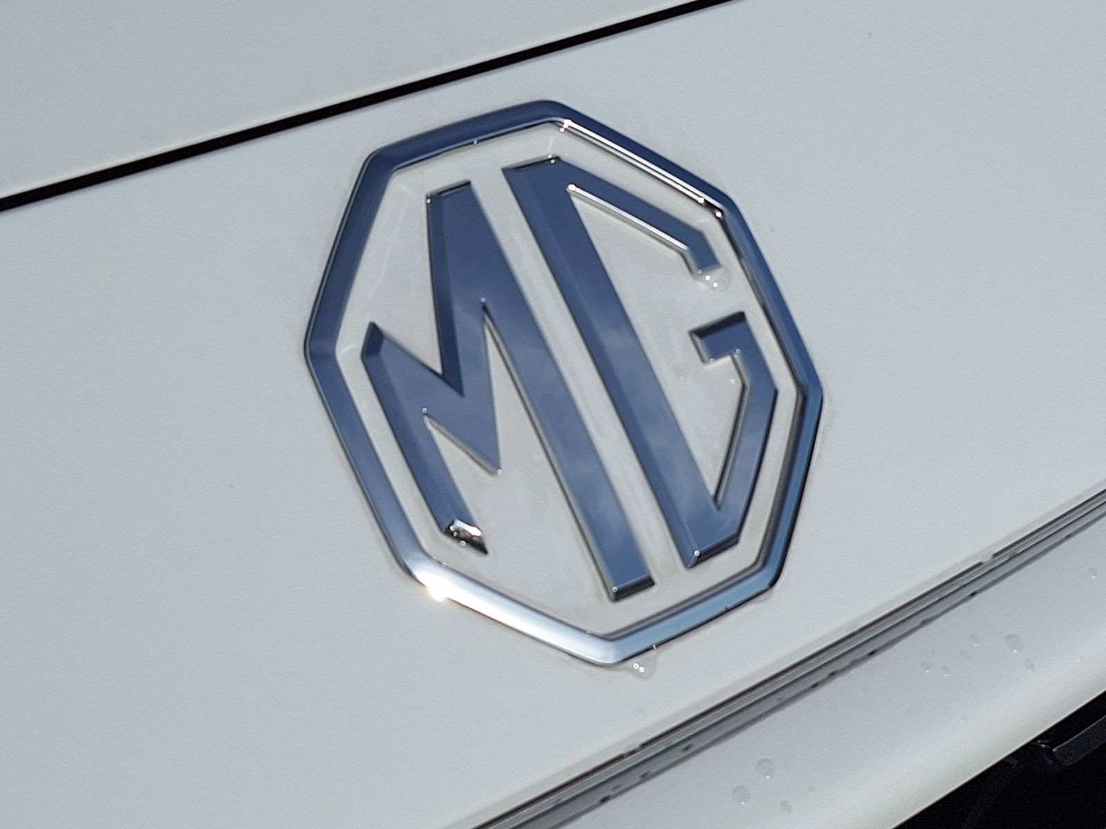 24 - Mg ZS 1.5 hybrid+ luxury auto