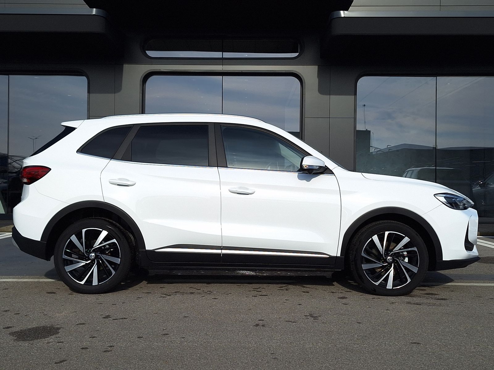 4 - Mg ZS 1.5 hybrid+ luxury auto