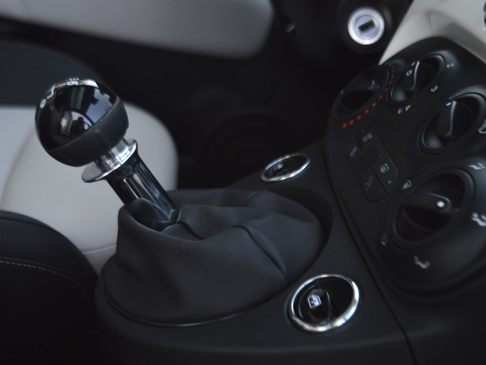 12 - Fiat 500 1.0 firefly hybrid 70cv dolcevita